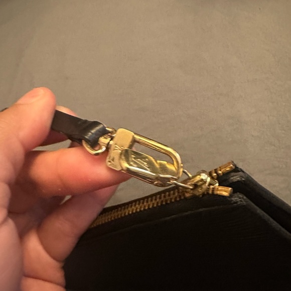 EUC LV Pochette accessories in black epi - Picture 10 of 10